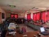 Με επιτυχία πραγματοποιήθηκε σήμερα το πρωί η ενημερωτική ημερίδα του ΟΑΣΠ στην αίθουσα του Αυτοτελούς Τμήματος Πολιτικής Προστασίας του Δήμου Χίου με θέμα τους χώρους καταφυγής, τις διαδρομές διαφυγής και τις σημάνσεις σε περίπτωση σεισμού. Κατά τη διάρκεια της ημερίδας παρουσιάστηκαν οι βασικές αρχές και τα κριτήρια επιλογής χώρων καταφυγής, ο σχεδιασμός ασφαλών διαδρομών διαφυγής, καθώς και καλές πρακτικές που εφαρμόζονται από Δήμους της χώρας για την ενίσχυση της αντισεισμικής προστασίας και της επιχειρησιακής ετοιμότητας. Στην εκδήλωση συμμετείχαν στελέχη του Δήμου, εκπρόσωποι υπηρεσιών και φορέων Πολιτικής Προστασίας, πρόεδροι κοινοτήτων και πολίτες, οι οποίοι είχαν την ευκαιρία να ενημερωθούν και να ανταλλάξουν απόψεις με τα στελέχη του ΟΑΣΠ. Ιδιαίτερη έμφαση δόθηκε στην ανάγκη προληπτικού σχεδιασμού και ετοιμότητας των τοπικών αρχών και των πολιτών απέναντι στον σεισμικό κίνδυνο, καθώς και στη σημασία της συνεργασίας όλων των εμπλεκόμενων φορέων. Ο Δήμος Χίου ευχαριστεί θερμά τον Οργανισμό Αντισεισμικού Σχεδιασμού και Προστασίας για την άμεση ανταπόκριση στο αίτημα και την πολύτιμη συμβολή του στην ενημέρωση και εκπαίδευση των υπηρεσιών και των φορέων του νησιού σε θέματα αντισεισμικής προστασίας.