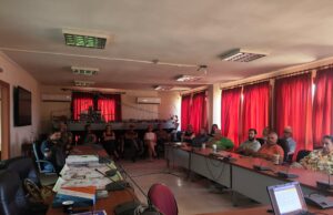 Με επιτυχία πραγματοποιήθηκε σήμερα το πρωί η ενημερωτική ημερίδα του ΟΑΣΠ στην αίθουσα του Αυτοτελούς Τμήματος Πολιτικής Προστασίας του Δήμου Χίου με θέμα τους χώρους καταφυγής, τις διαδρομές διαφυγής και τις σημάνσεις σε περίπτωση σεισμού. Κατά τη διάρκεια της ημερίδας παρουσιάστηκαν οι βασικές αρχές και τα κριτήρια επιλογής χώρων καταφυγής, ο σχεδιασμός ασφαλών διαδρομών διαφυγής, καθώς και καλές πρακτικές που εφαρμόζονται από Δήμους της χώρας για την ενίσχυση της αντισεισμικής προστασίας και της επιχειρησιακής ετοιμότητας. Στην εκδήλωση συμμετείχαν στελέχη του Δήμου, εκπρόσωποι υπηρεσιών και φορέων Πολιτικής Προστασίας, πρόεδροι κοινοτήτων και πολίτες, οι οποίοι είχαν την ευκαιρία να ενημερωθούν και να ανταλλάξουν απόψεις με τα στελέχη του ΟΑΣΠ. Ιδιαίτερη έμφαση δόθηκε στην ανάγκη προληπτικού σχεδιασμού και ετοιμότητας των τοπικών αρχών και των πολιτών απέναντι στον σεισμικό κίνδυνο, καθώς και στη σημασία της συνεργασίας όλων των εμπλεκόμενων φορέων. Ο Δήμος Χίου ευχαριστεί θερμά τον Οργανισμό Αντισεισμικού Σχεδιασμού και Προστασίας για την άμεση ανταπόκριση στο αίτημα και την πολύτιμη συμβολή του στην ενημέρωση και εκπαίδευση των υπηρεσιών και των φορέων του νησιού σε θέματα αντισεισμικής προστασίας.