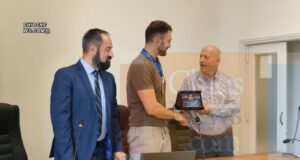 Ο Δήμος Χίου τίμησε τον παγκόσμιο “χρυσό” πολίστα Κώστα Γκιουβέτση
