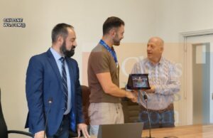 Ο Δήμος Χίου τίμησε τον παγκόσμιο “χρυσό” πολίστα Κώστα Γκιουβέτση