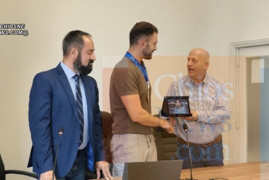 Ο Δήμος Χίου τίμησε τον παγκόσμιο “χρυσό” πολίστα Κώστα Γκιουβέτση