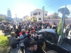 Λέσβος: Έκλεισαν τον δρόμο οι κτηνοτρόφοι έξω από το κτήριο της Γ.Γ. Αιγαίου