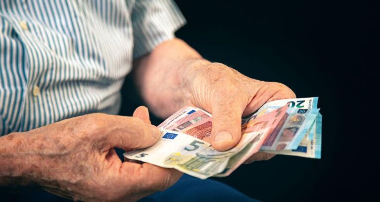 Δύο τρεις κουβέντες για τις “αυξήσεις” στις συντάξεις, του Βασίλη Μαυρέλου