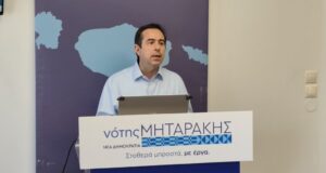 Προεκλογική συνέντευξη Ν. Μηταράκη, ολοκλήρωση έργων το 2027 με φυλλάδιο… υποψηφίου βουλευτή