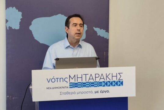 Προεκλογική συνέντευξη Ν. Μηταράκη, ολοκλήρωση έργων το 2027 με φυλλάδιο… υποψηφίου βουλευτή