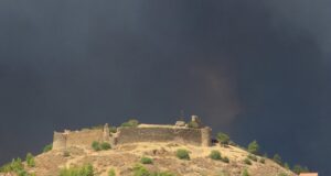 Ενας χρόνος, δύο κόσμοι. Για τη φωτιά της 12ης Αυγούστου 2025, του Σωτήρη Παραδείση