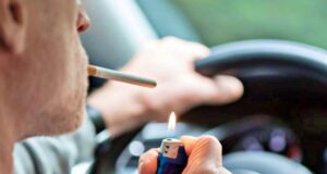 «Καμπάνα» 1.500 ευρώ σε οδηγό που πέταξε αναμμένο τσιγάρο από το αυτοκίνητο – Στο σημείο της μεγάλης πυρκαγιάς του 2012